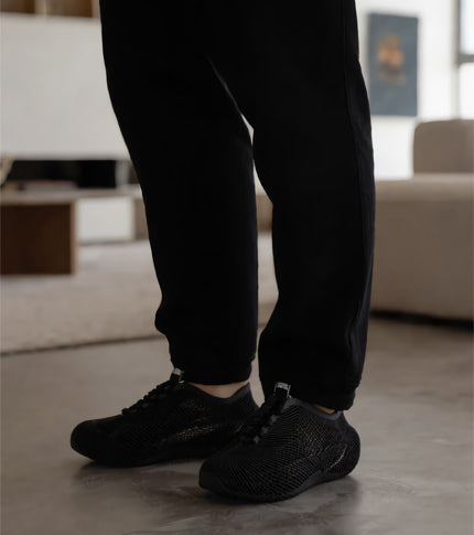 在现代室内工作空间中，穿着极简主义3D打印鞋的人员，能够舒适地长时间站立工作。